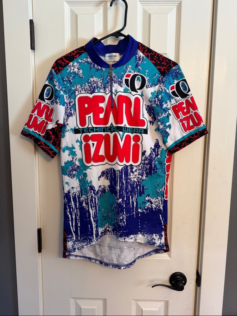 Men’s Pearl Izumi technical wear cycling shirt in size XL
